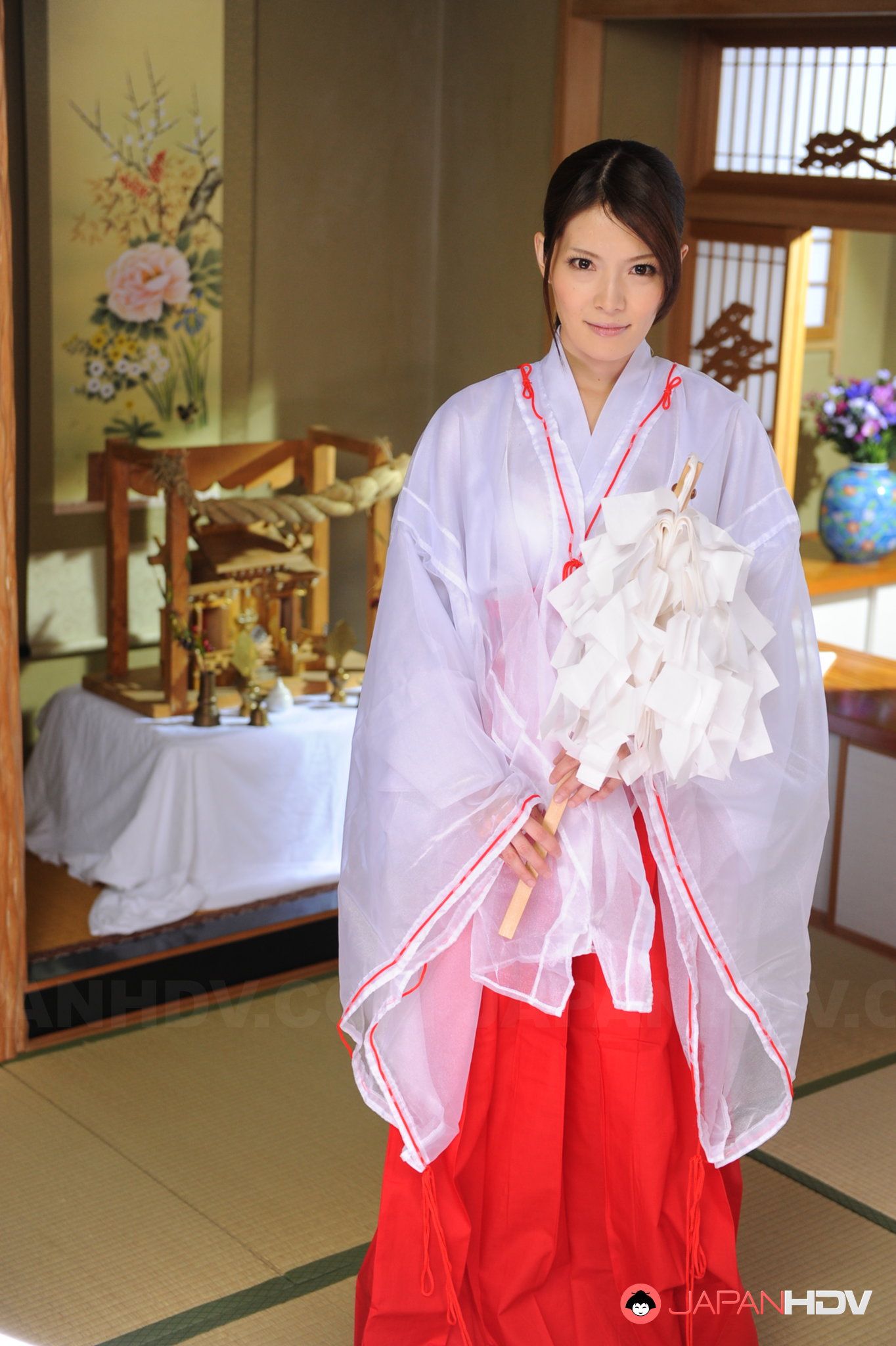 Lady Anna Kirishima takes off her kimono and reveals sexy tits | Japan HDV