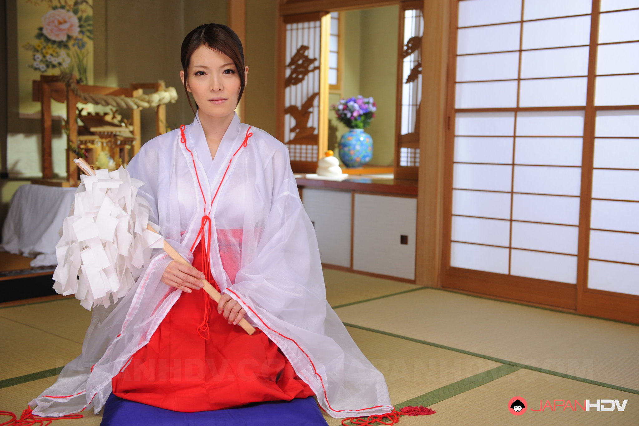Lady Anna Kirishima takes off her kimono and reveals sexy tits | Japan HDV
